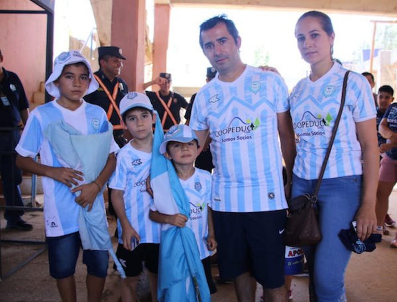 La familia se hizo presente en Guaireña; obviamente, bien uniformados. GENTILEZA: APF PRENSA.