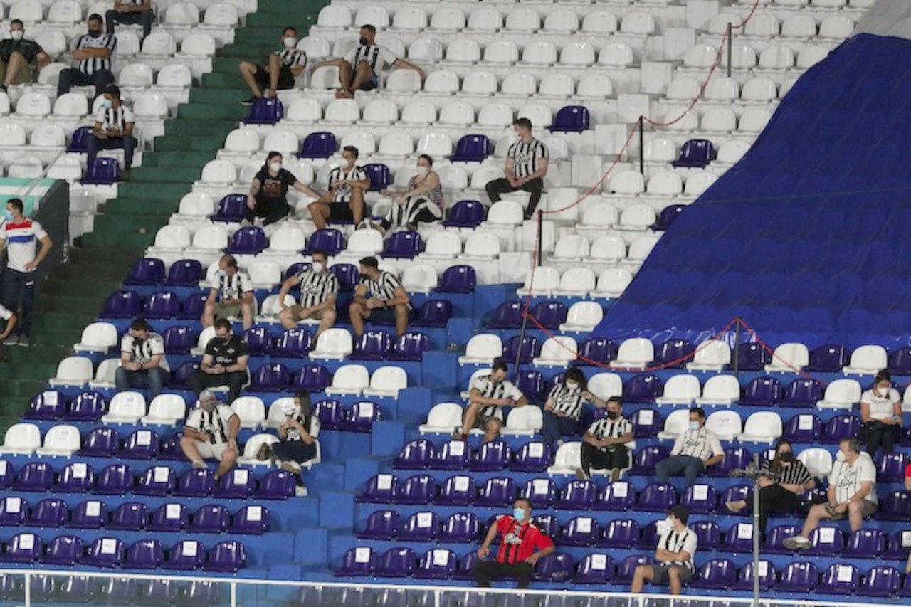 Los hinchas del Guma que se hicieron presentes en el Defensores del Chaco.