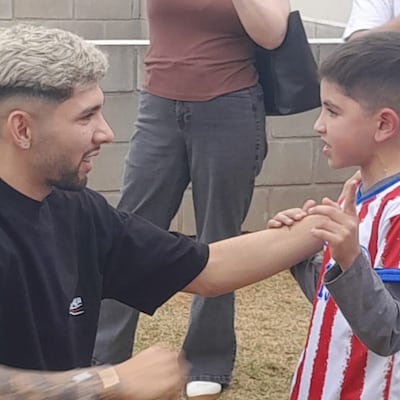 El niño que llevó serenata a “La Joya”: “él solo decidió cantarle”