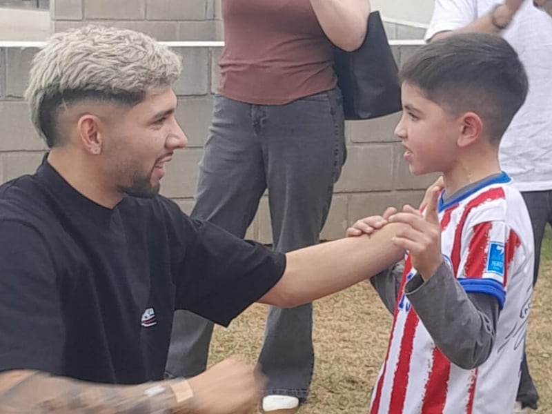 El niño que llevó serenata a “La Joya”: “él solo decidió cantarle”