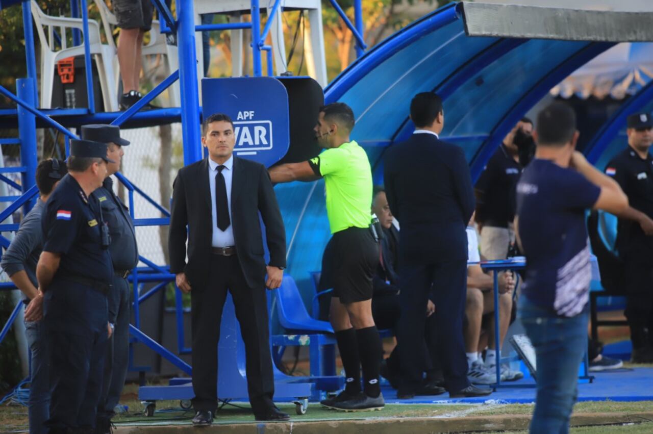 José Méndez tuvo que acudir al VAR en su momento.