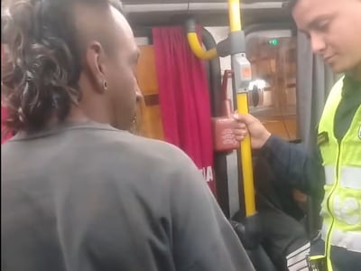 Lo obligaron a bajar del micro por llevar un perro ¡Ahh, pero borrachos y carteristas sí pueden subir!