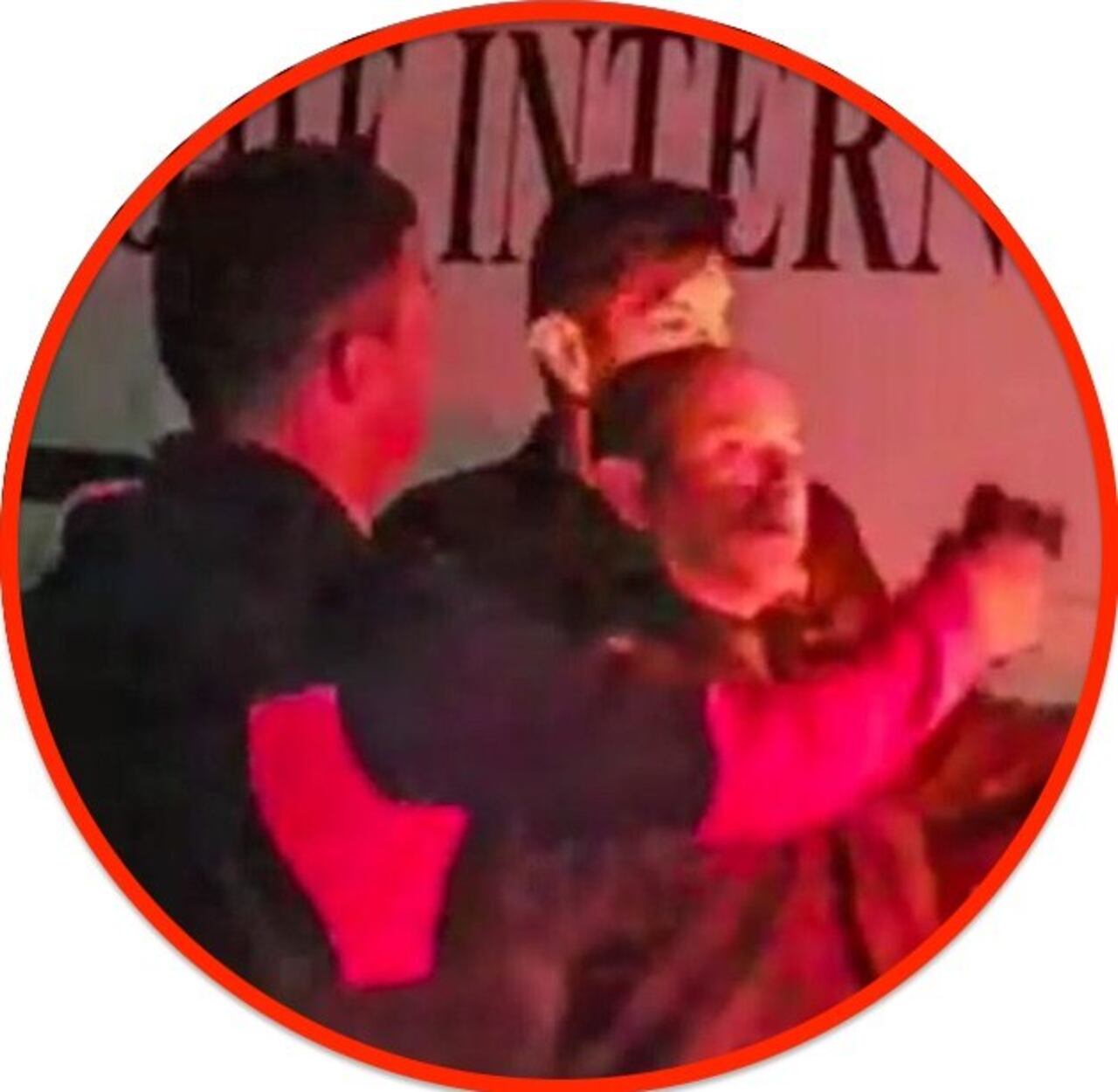 En la imagen captada por un medio regional se ve cómo estaban armados. Captura de video