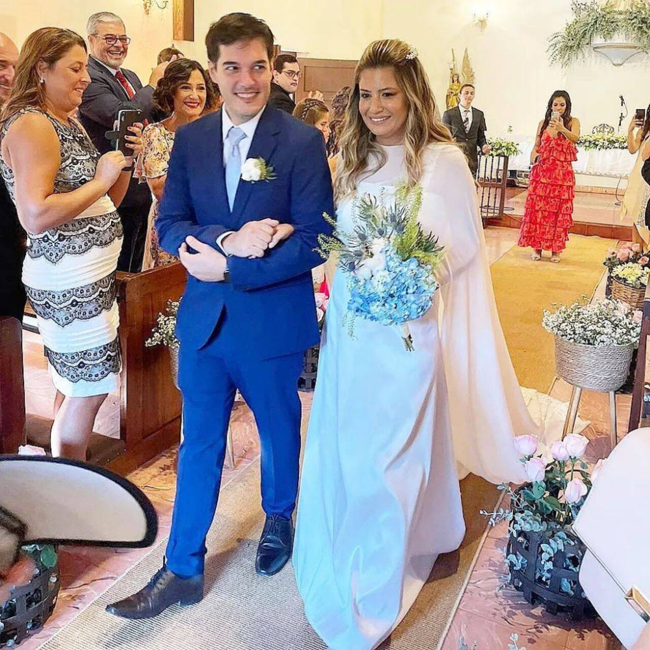 La foto de los novios saliendo de la iglesia se hizo viral anoche.