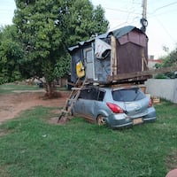 Colocó una casita sobre su auto y cumplió sueño
