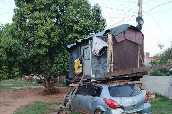 Colocó una casita sobre su auto y cumplió sueño