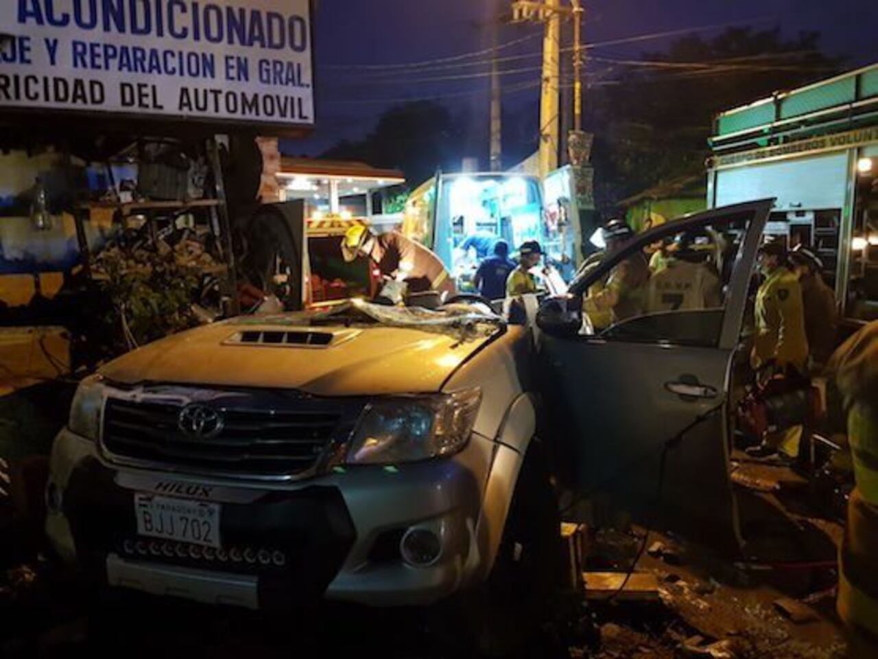 DAÑOS. Así quedo el vehículo involucrado en el fatal percance.