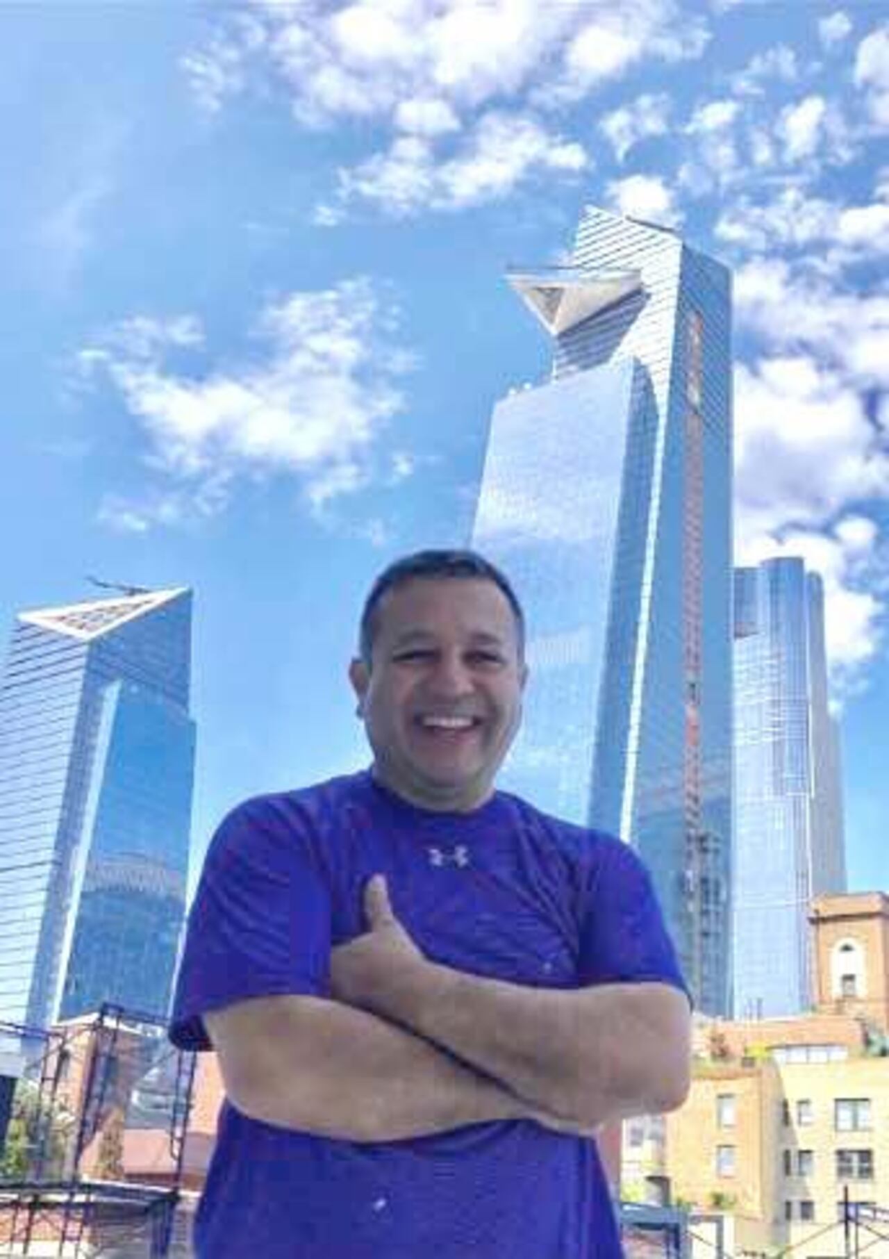 Posando frente a un edificio en Nueva York.