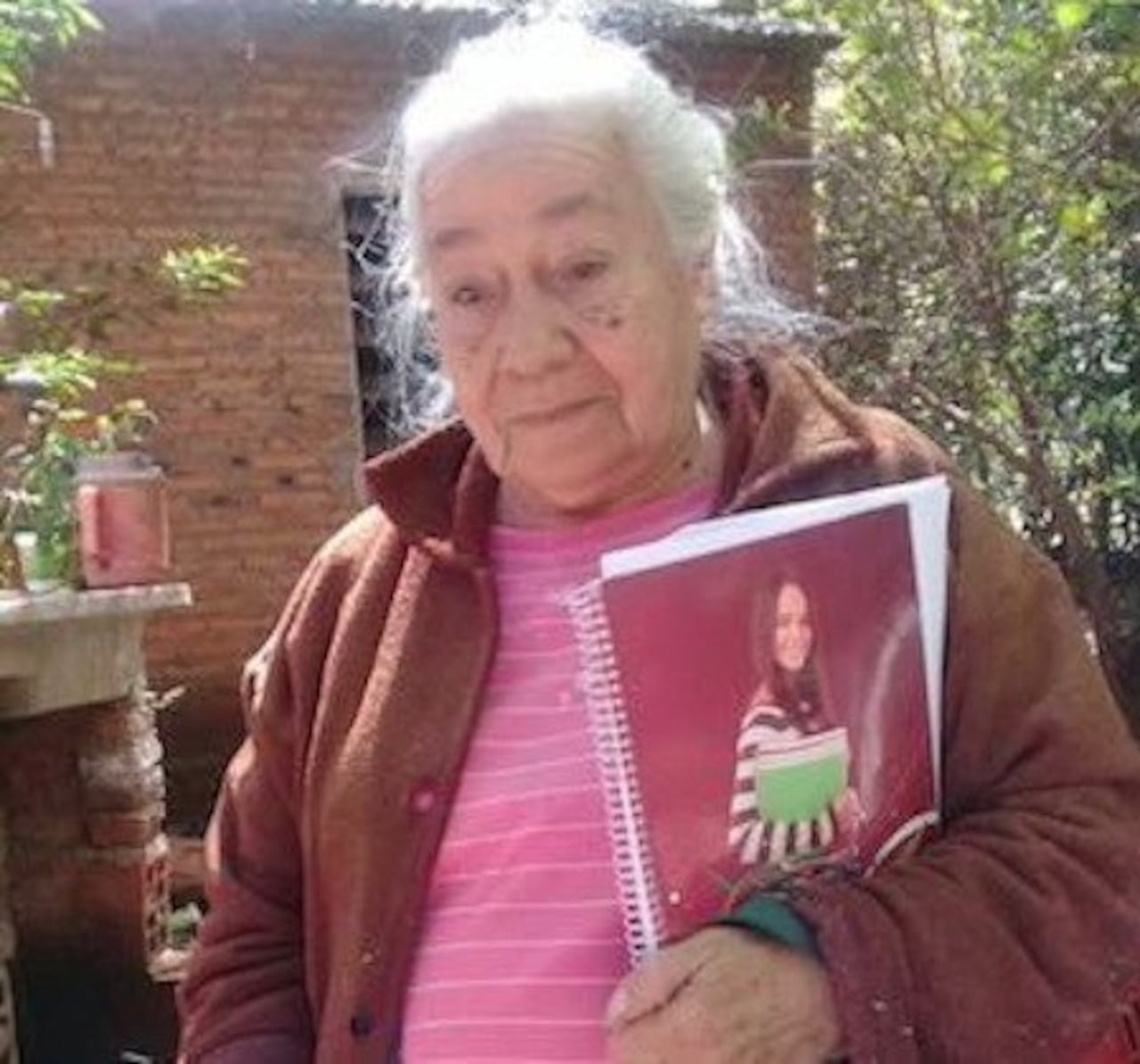La abuelita estudiante se emocionó con el regalo.