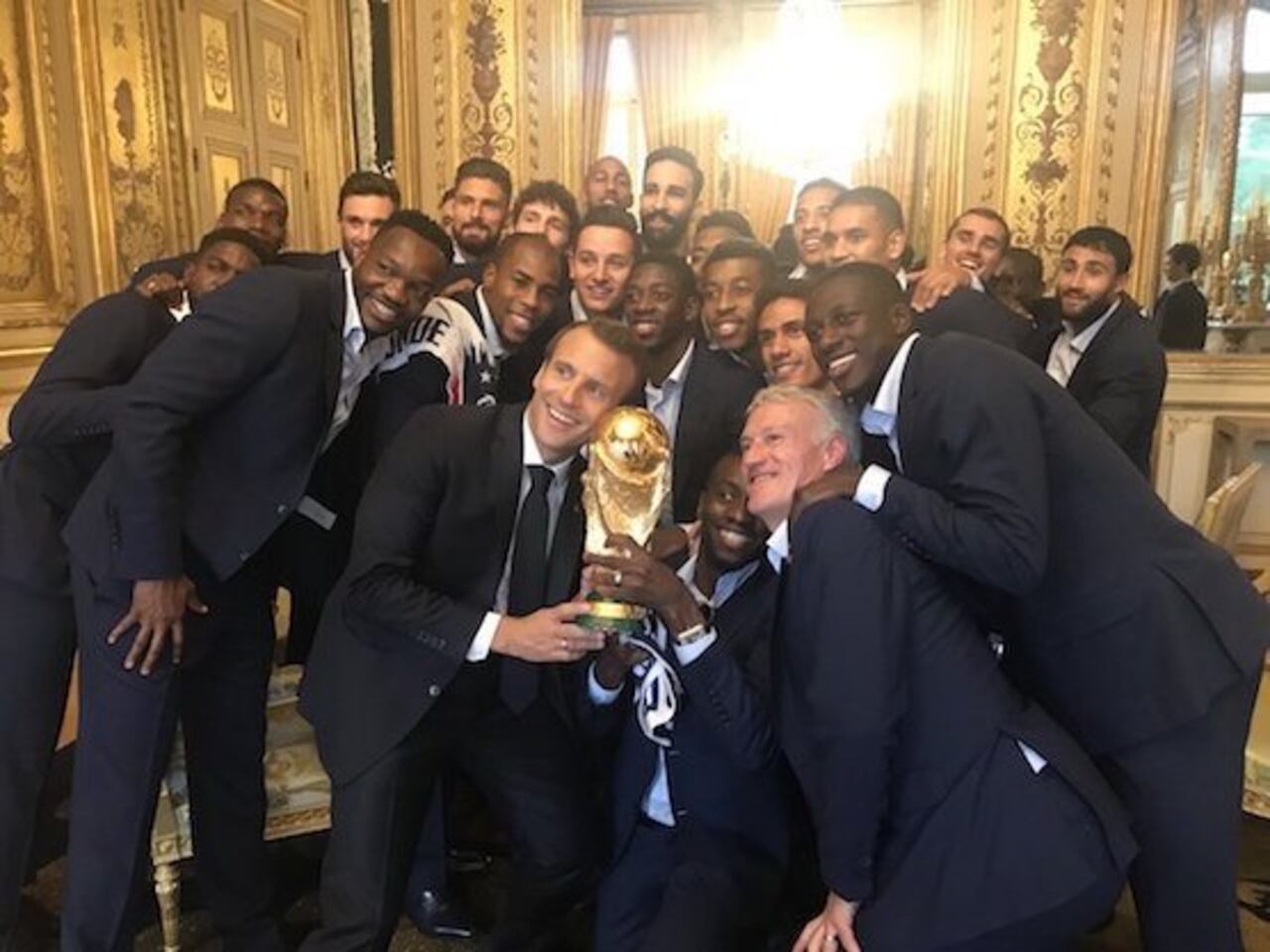 FÚTBOL Y PODER. Emmanuel Macron recibió a los campeones en el Palacio de Gobierno, la alegría era total.