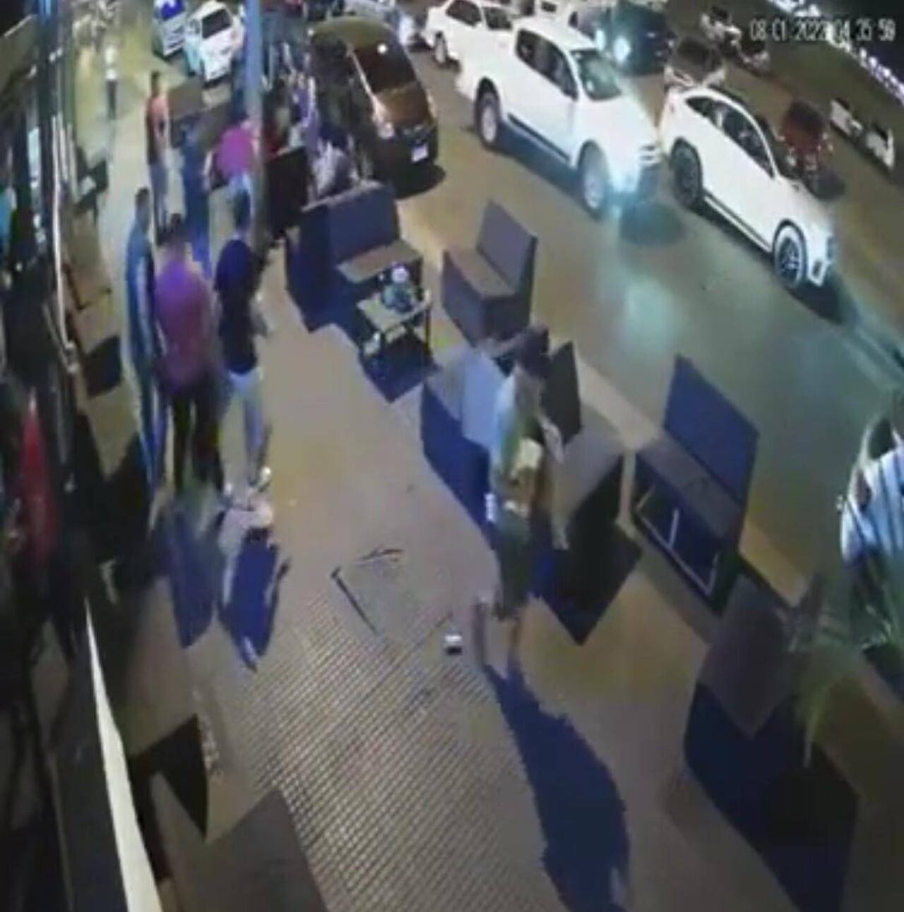 Moquete, patadas y hasta celulares volaron tras el encuentro. GENTILEZA