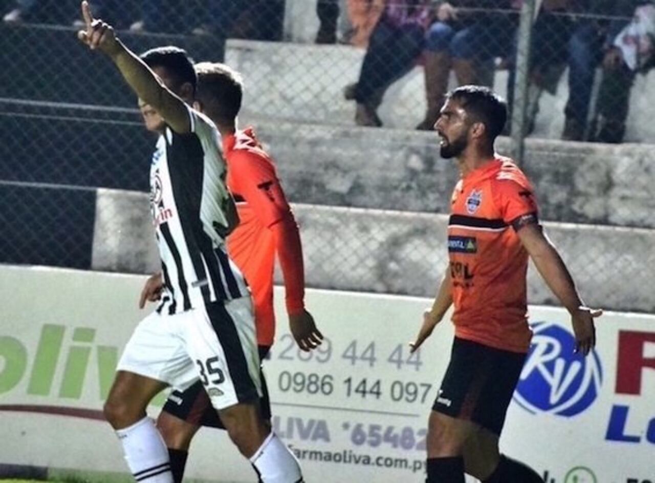 LA FIGURA. Marcelo González celebra su gol, el tercero del dueño de casa.