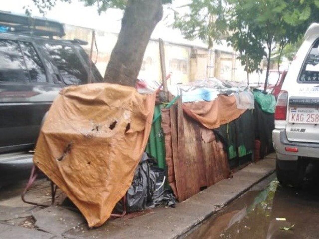 Una construcción precaria es usada como pieza avei.