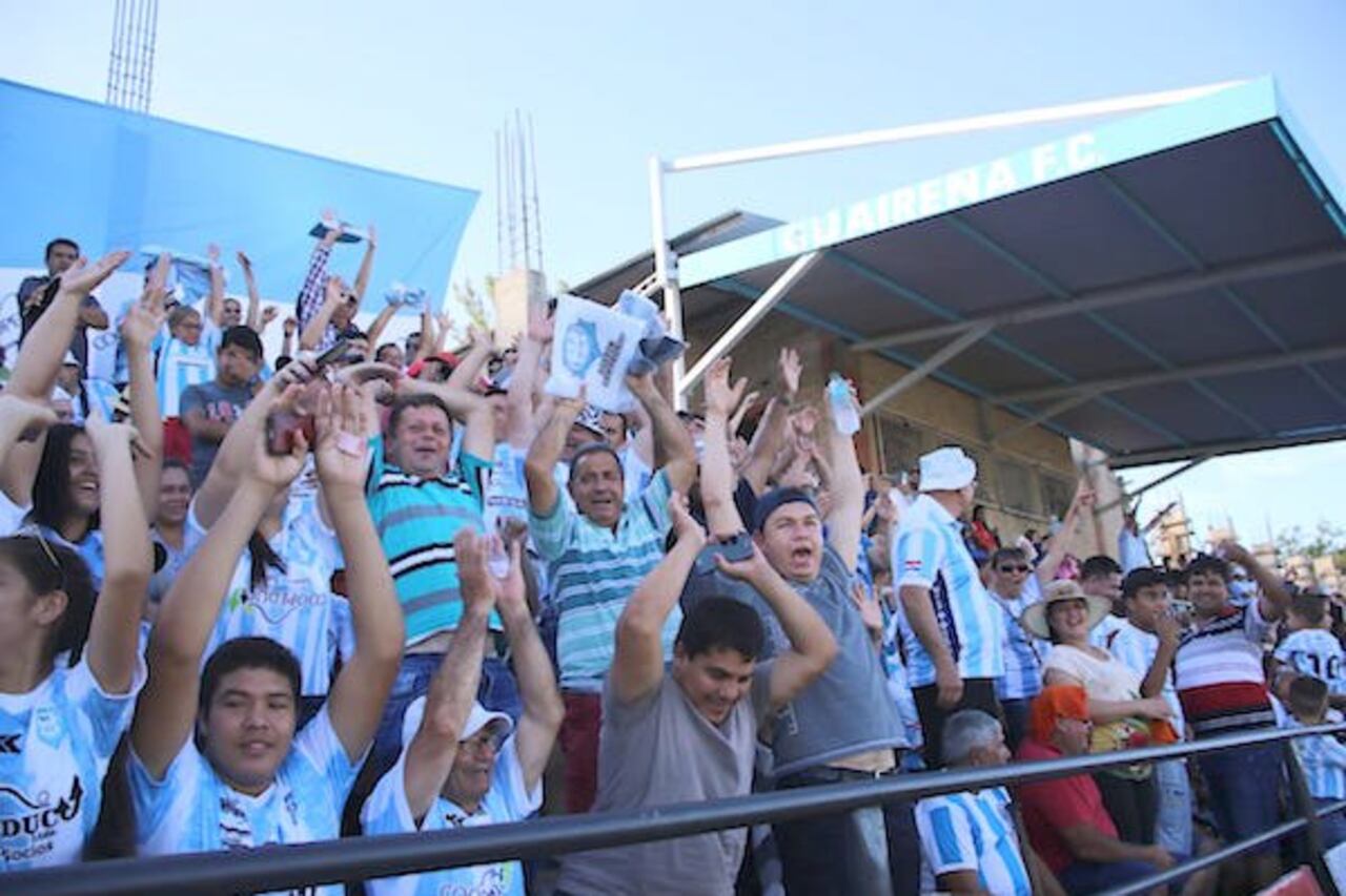 La ola estuvo presente en las gradas del Parque del Guairá. ¡Fiesta total! GENTILEZA: APF PRENSA.