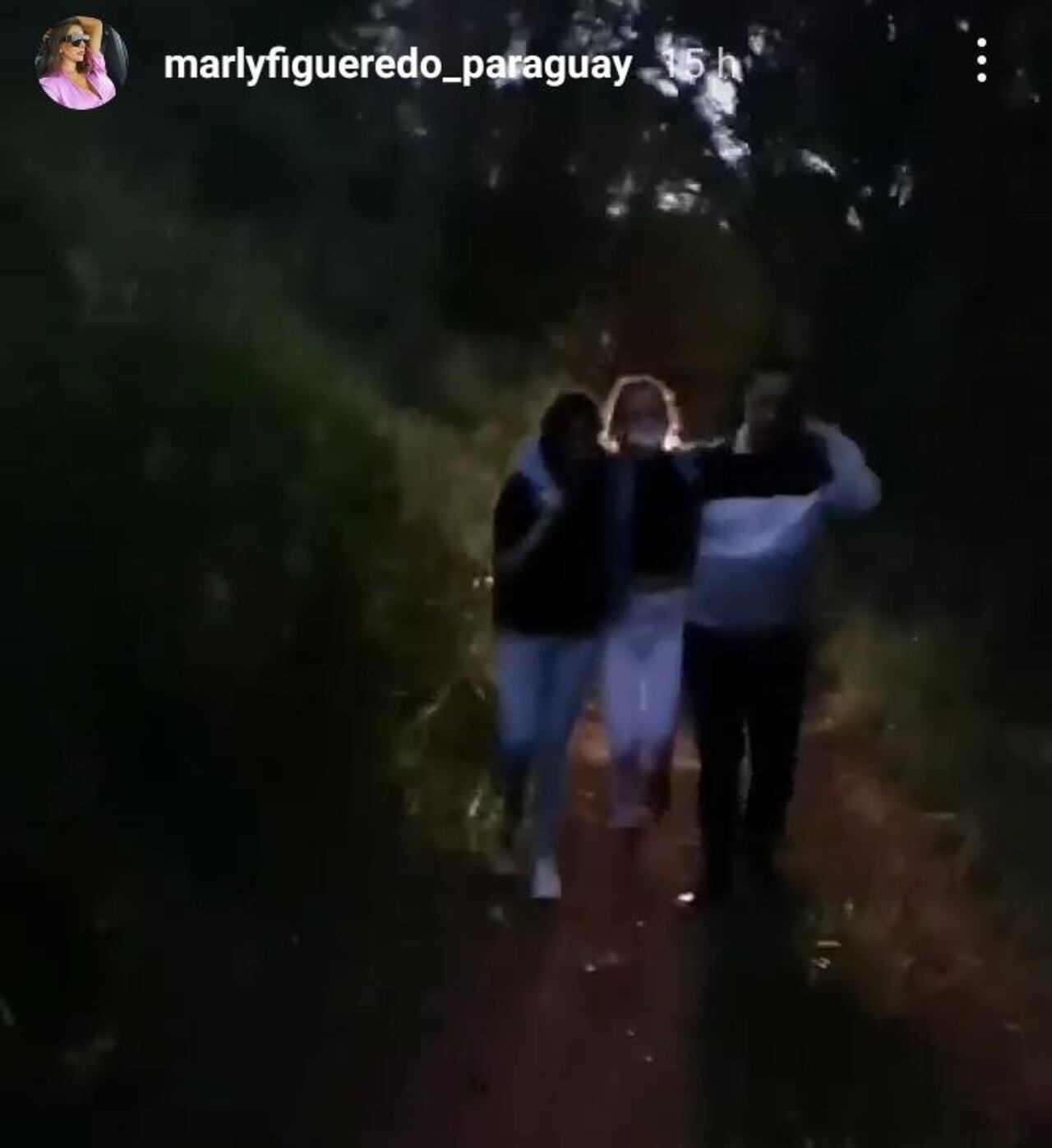Tizziana, hija de Marly, siendo socorrida por su amigas. (@MARLYFIGUEREDO_PARAGUAY)