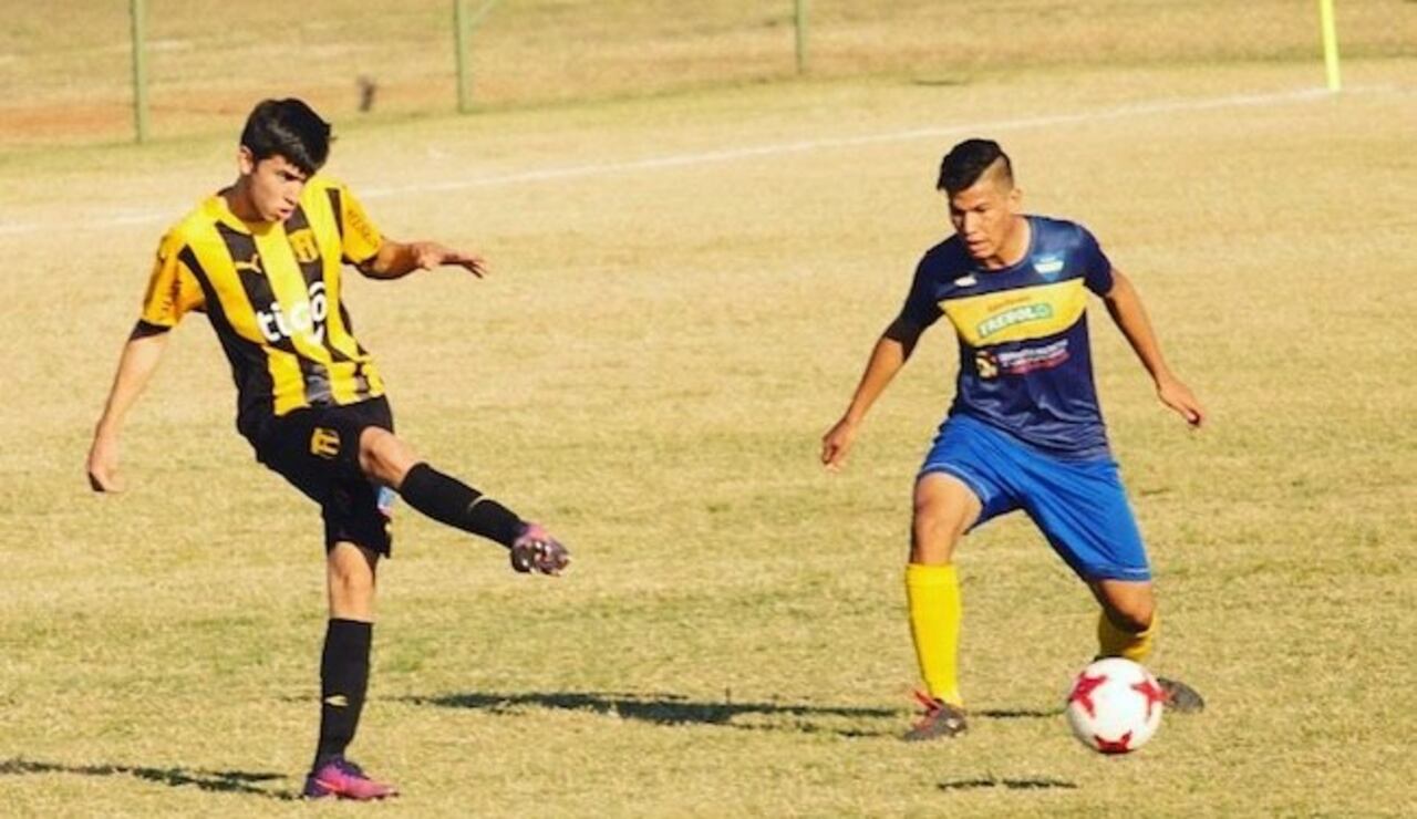Alexis Villalba, jugando en las inferiores de Guaraní.