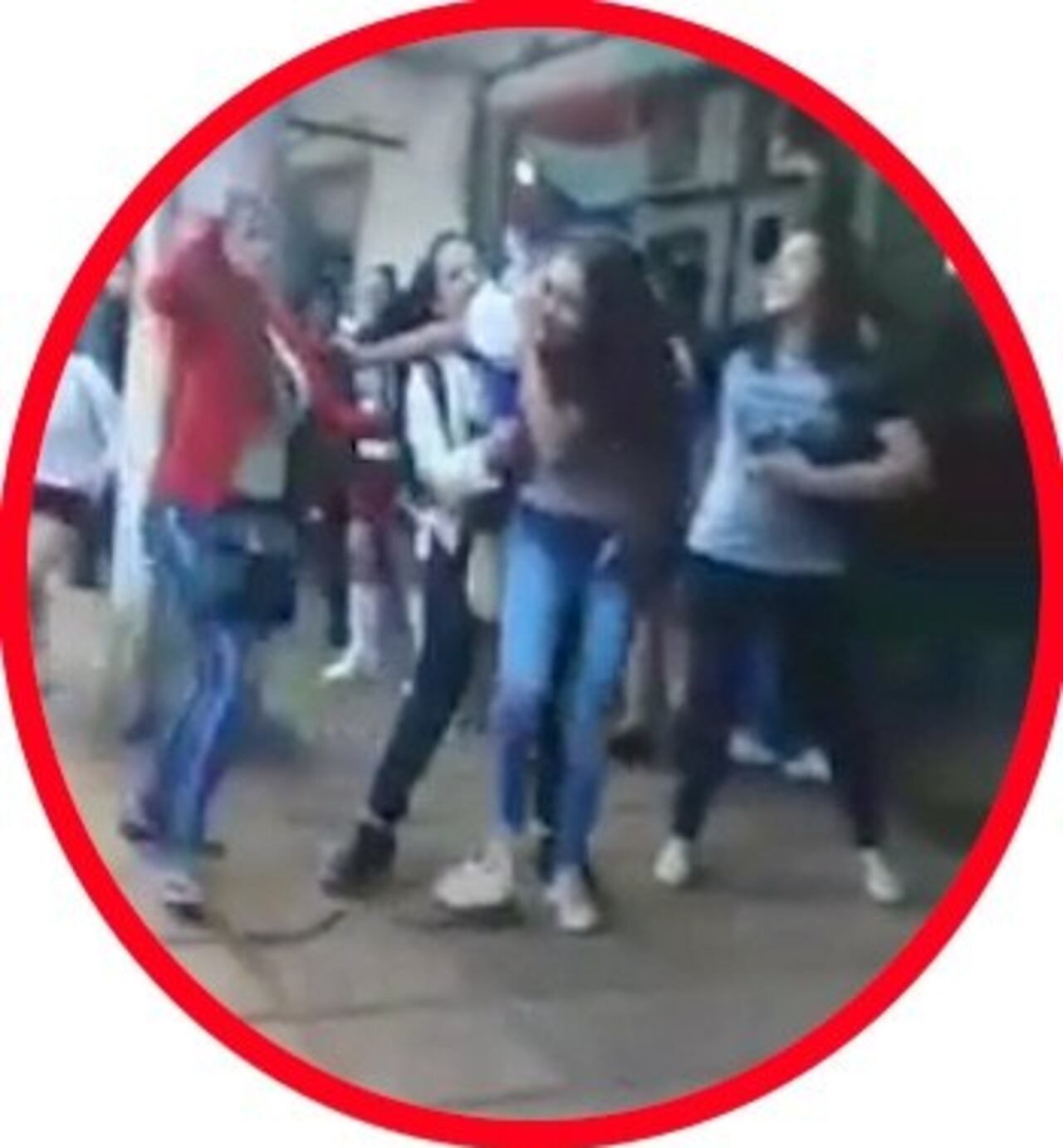 Estirones de cabellos, puñetazos, de todo hubo en la pelea.