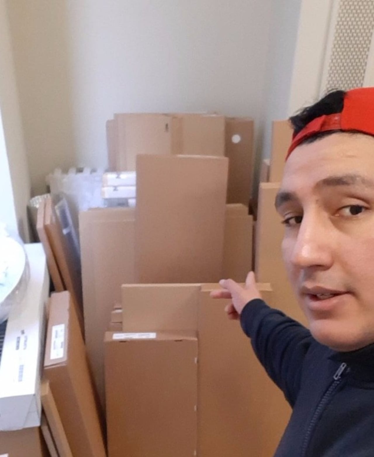 Simón Paredes muestra las mercaderías que tiene que entregar a sus clientes.