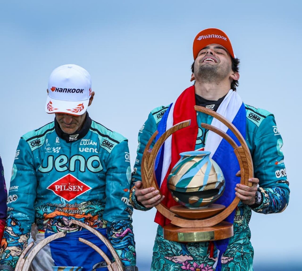 El trofeo artesanal fue elaborado en Tobatí por Sandra Paiva y su familia, a partir del barro negro y con técnicas tradicionales de alfarería.