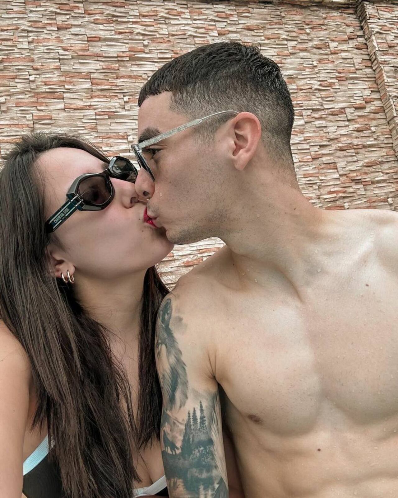 Un amor adolescente que no pasa. Se hicieron novios en la época de cole y no dejan de demostrarse amor.