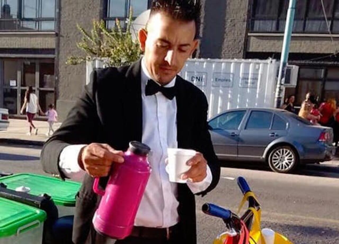 BIEN ELEGANTE. Augusto en su bicicleta repleta de termos.