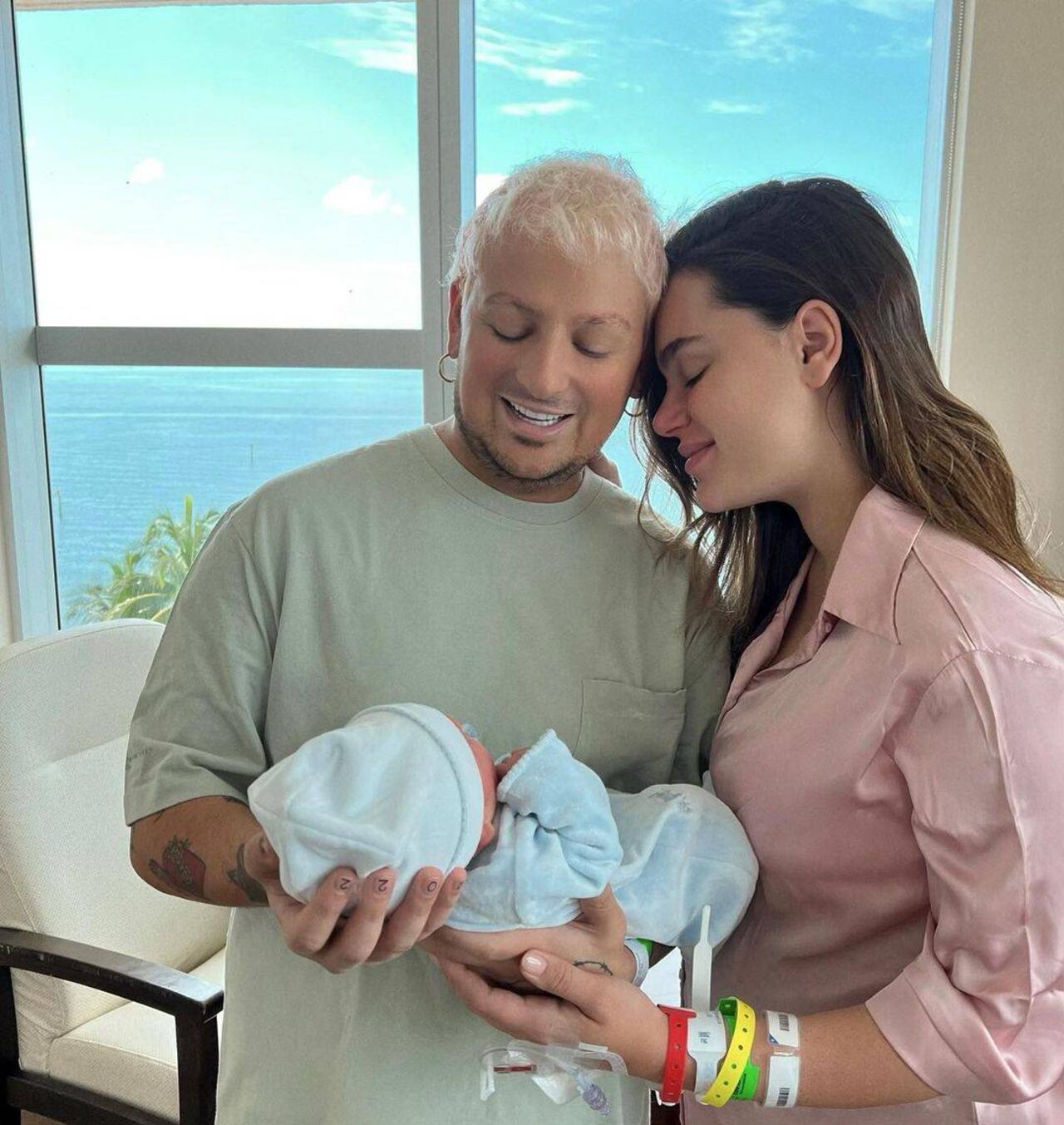 Felices, Pablo Mejías y Stephi Stegman, con su hijo Bruno en brazos, en el hospital de Miami. @stephistegman