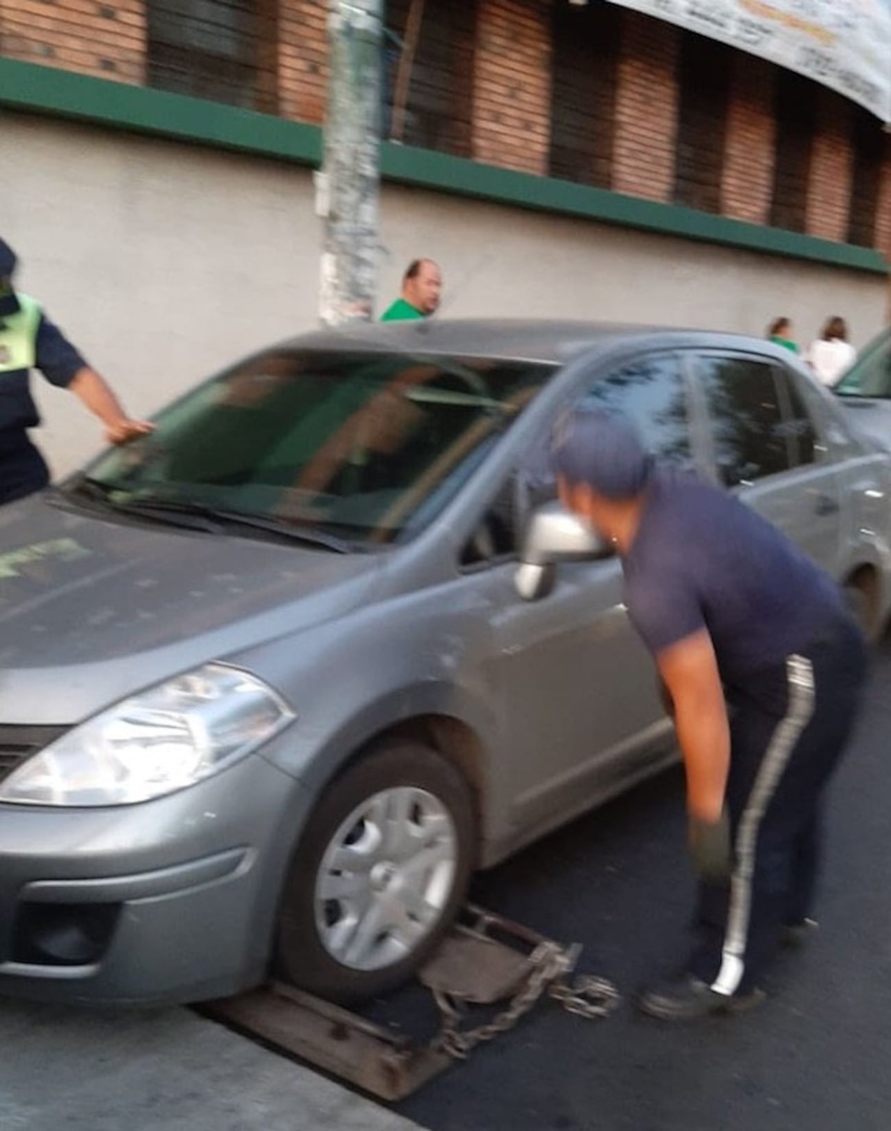 Varios fueron los vehículos trasladados hasta el corralón por haber estacionado en doble fila.