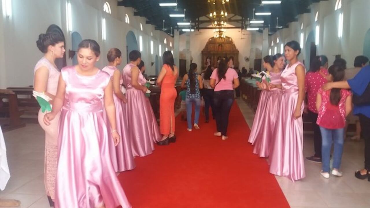 CORTEJO. Las damas de honor formaron un camino para recibir a las parejas en el camino al altar.