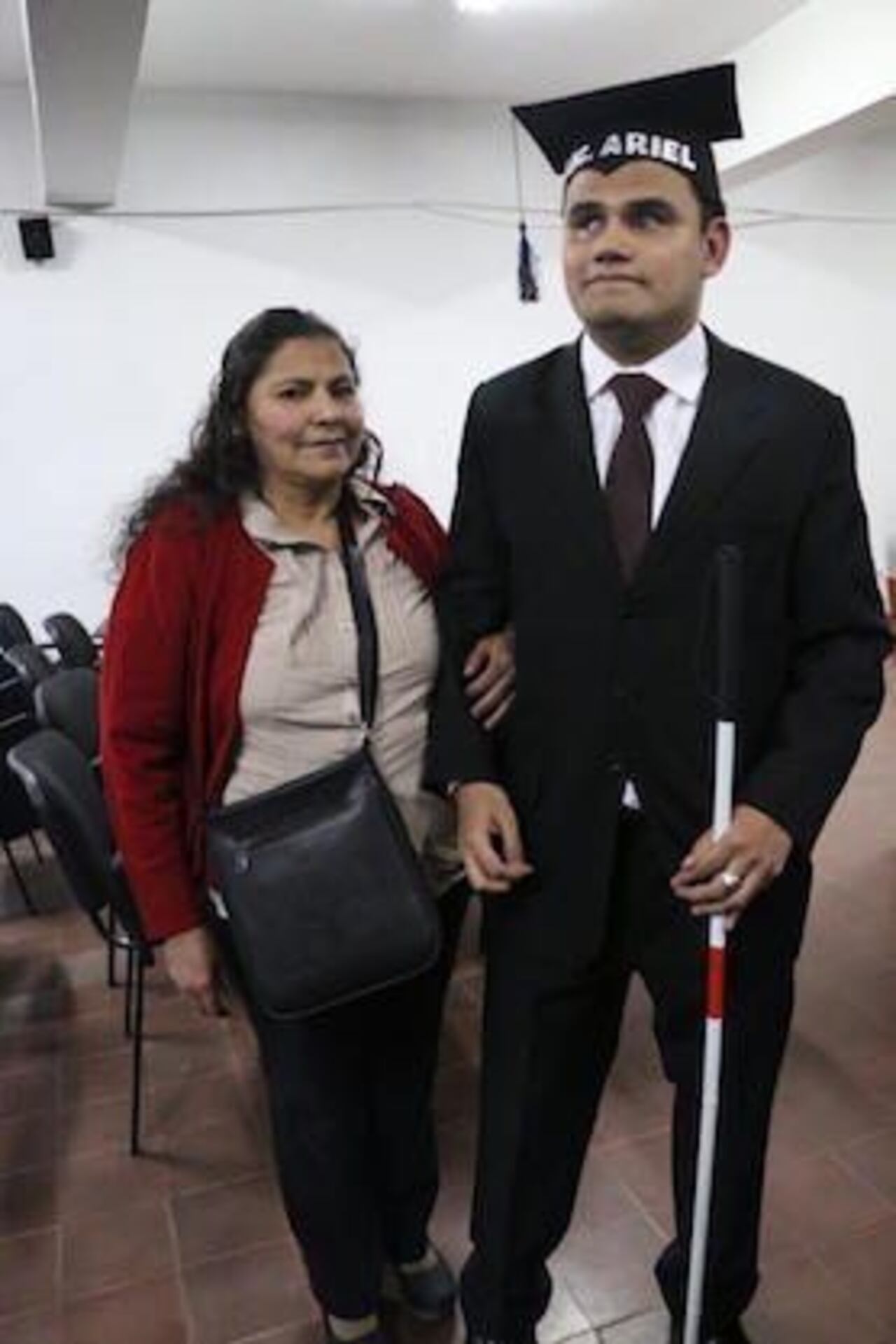 SU MANO DERECHA. El joven dedicó su logro a su mamá.