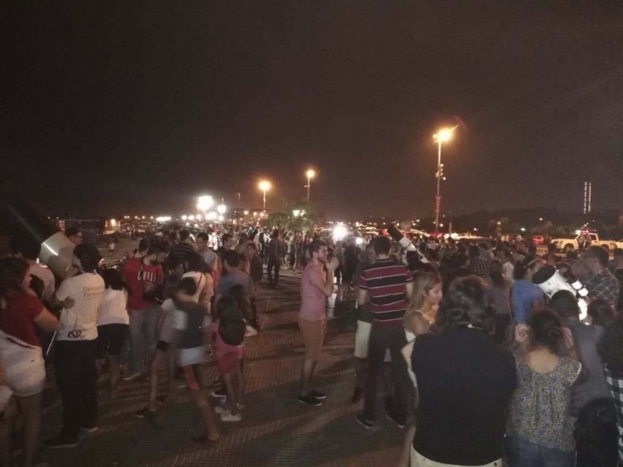 En la Costanera mucha gente se juntó el domingo para madrugar y ver el espectáculo.