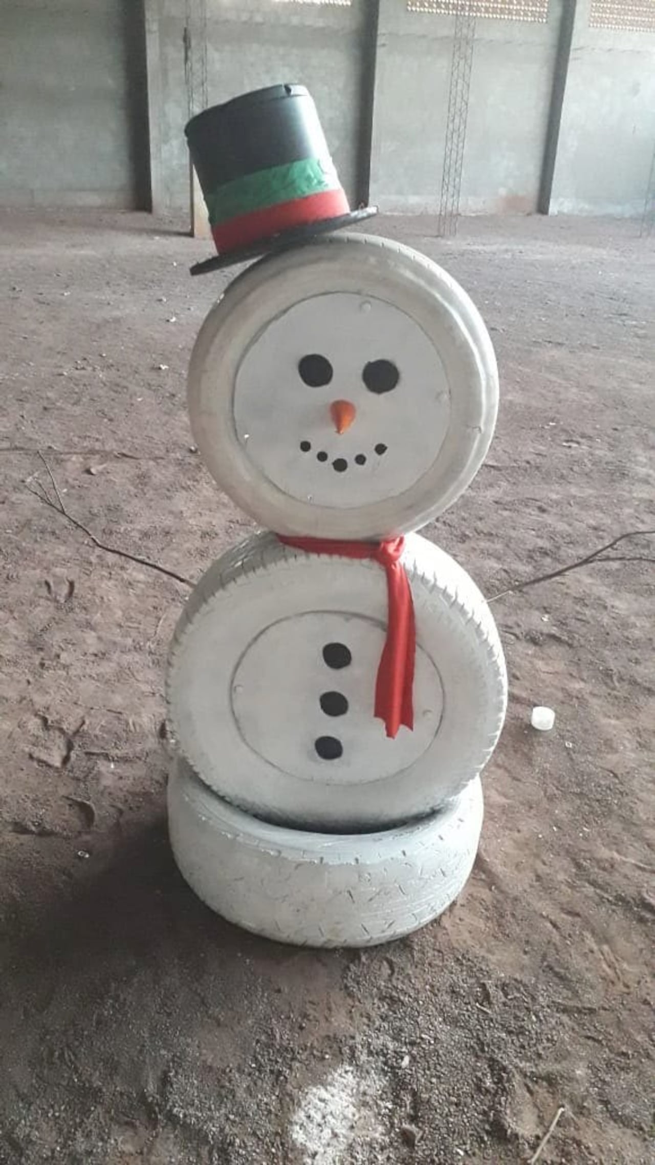 El hombre de nieve ojejapo de cubiertas en desuso.