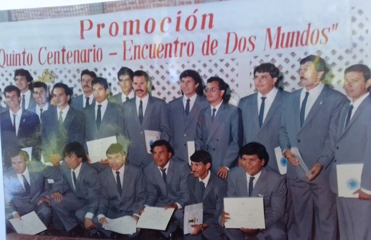 Para la posteridad, después de recibir el título de director técnico, junto a otros valores.