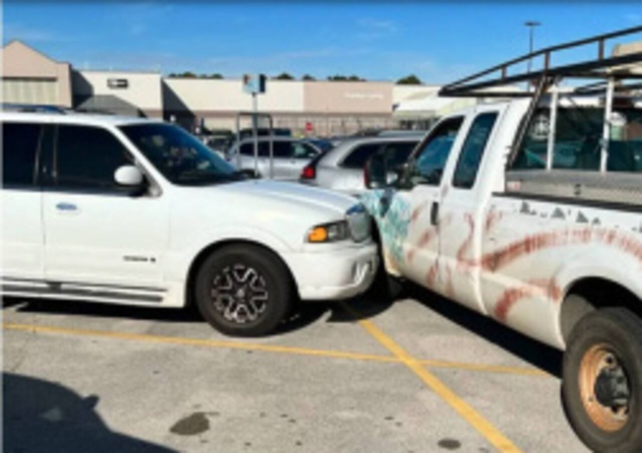 La camioneta, de un porte importante, "tuqueó" grande a otros dos vehículos. (Foto: Policía de Kilgore)