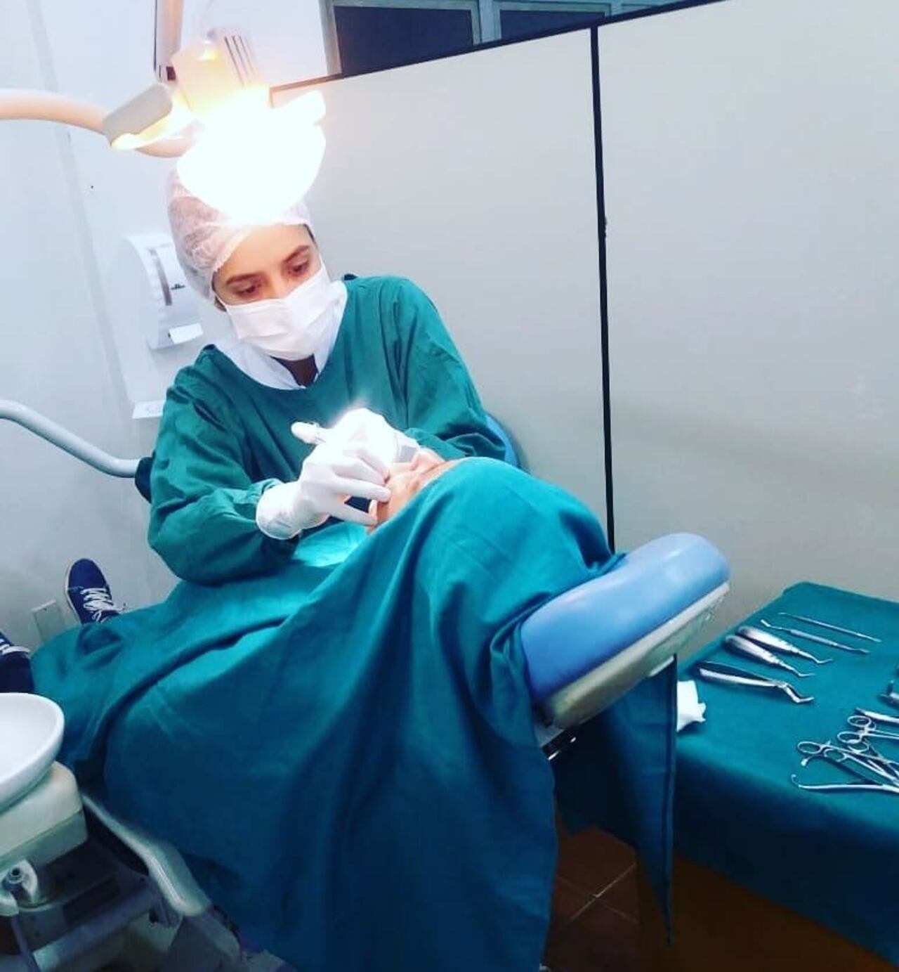 Gladis trabajando ya como odontóloga, una profesión que le apasiona.