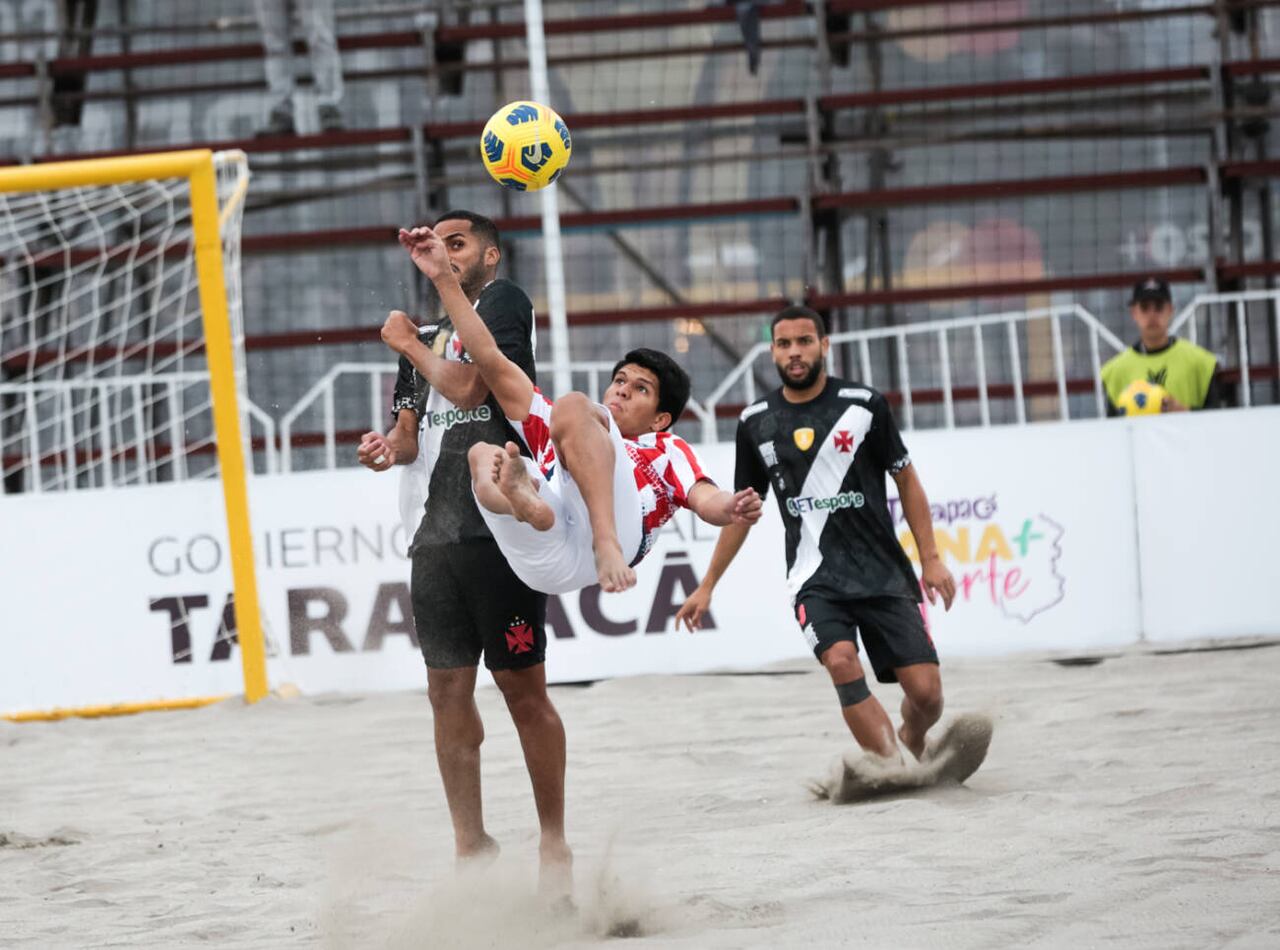 Gran imagen del partido que Hayes le ganó a Vasco en la Copa Libertadores de Fútbol Playa. Foto (@LibertadoresFP)
