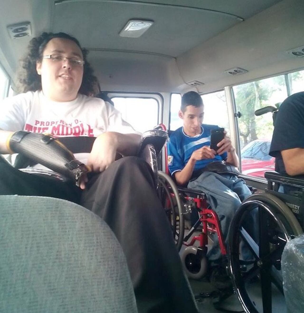 Para movilizarse lo hace en furgoneta y con ayuda.