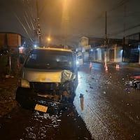 Motoca omano tras chocar contra un furgón