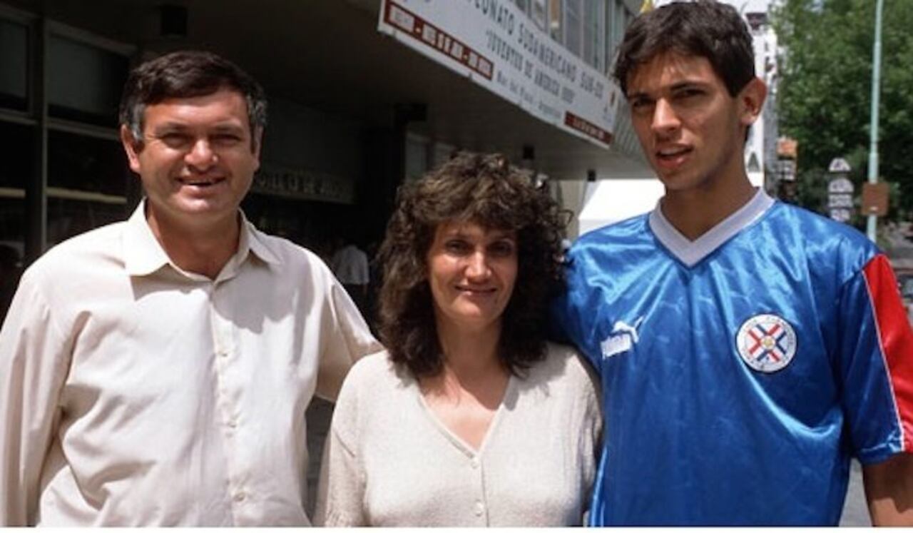 MAMÁ Y PAPÁ. Roque, cuando debutó con la Albirró juvenil, en el Sudamericano.