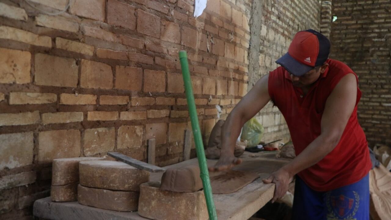 César Veloso hace el trabajo casi como lo haría un “cirujano”.