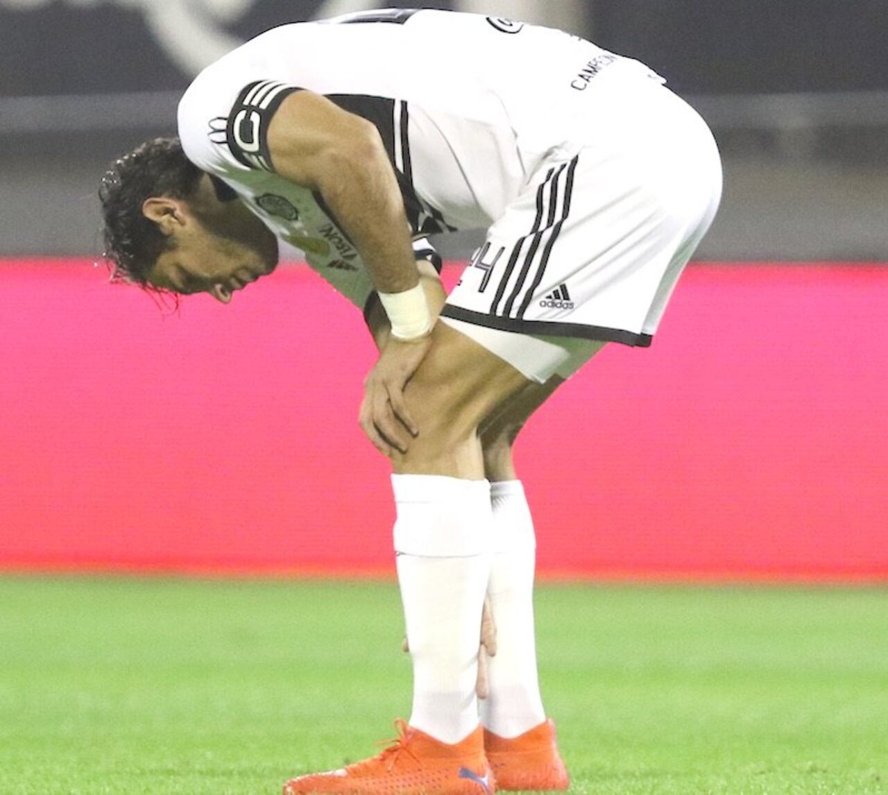 Momento en el que Roque se toma del tendón que lo sacó del partido.