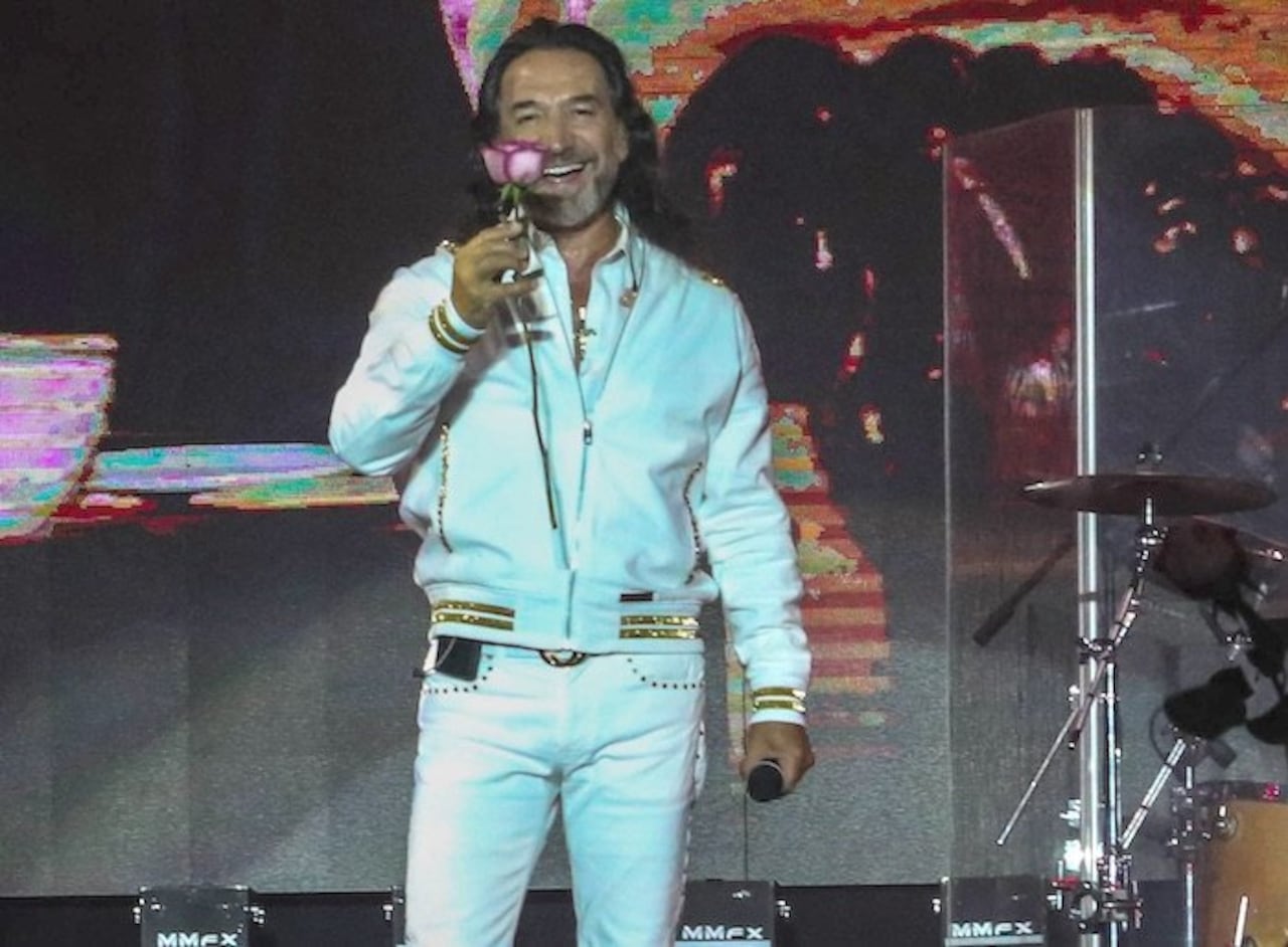 El cantante mexicano de “Navidad sin ti” recibió flores que el público le arrojaba.