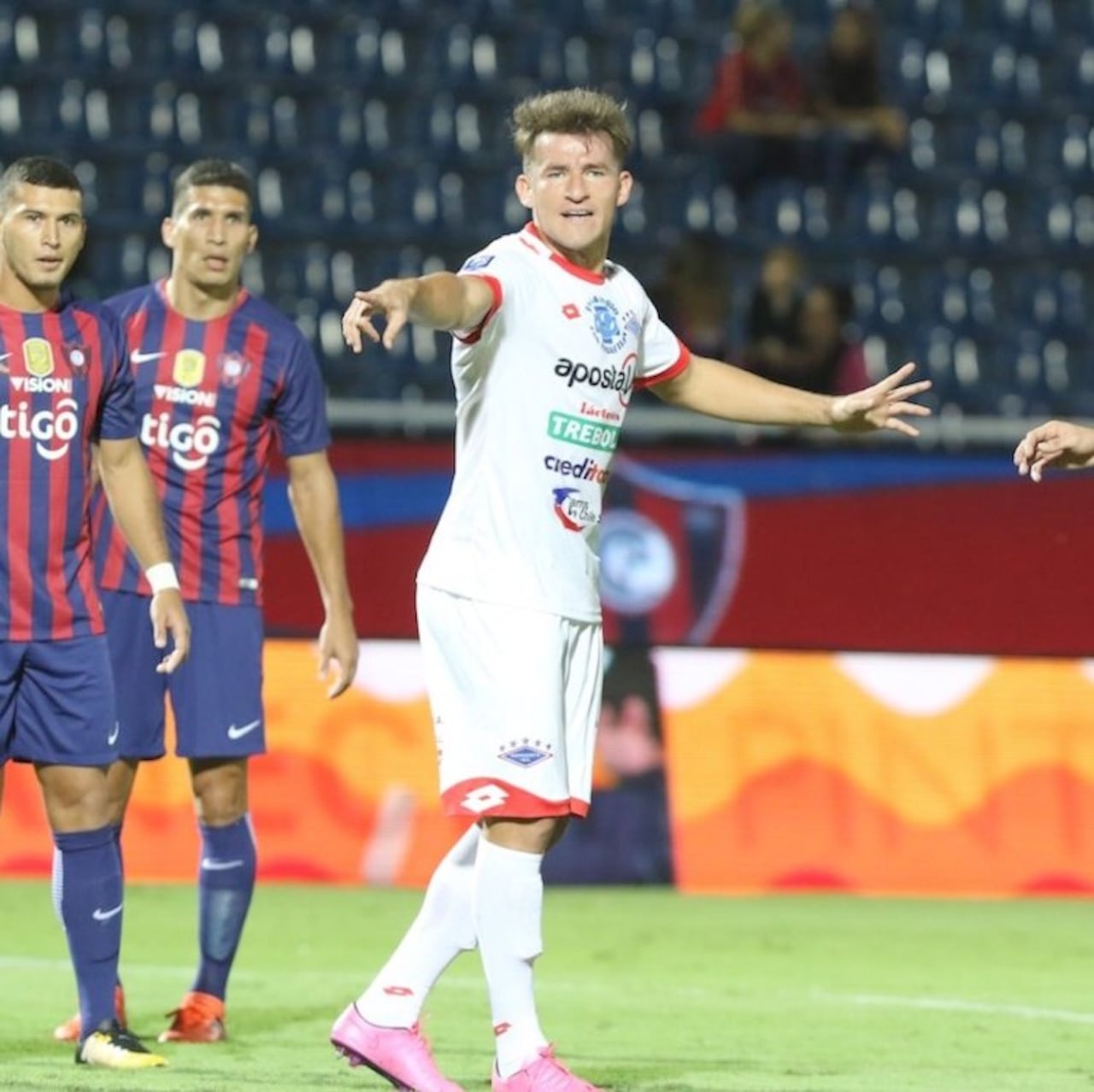 Jugando por Independiente durante un partido con Cerro en “La Nueva Olla”.
