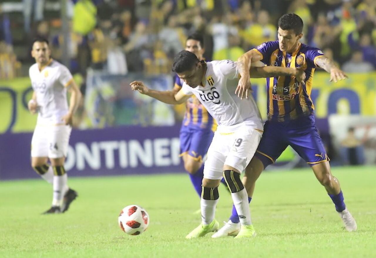 Claudio Aquino y Luis Ibarra pelean por la posesión del balón. Gran triunfo de Luqueño.