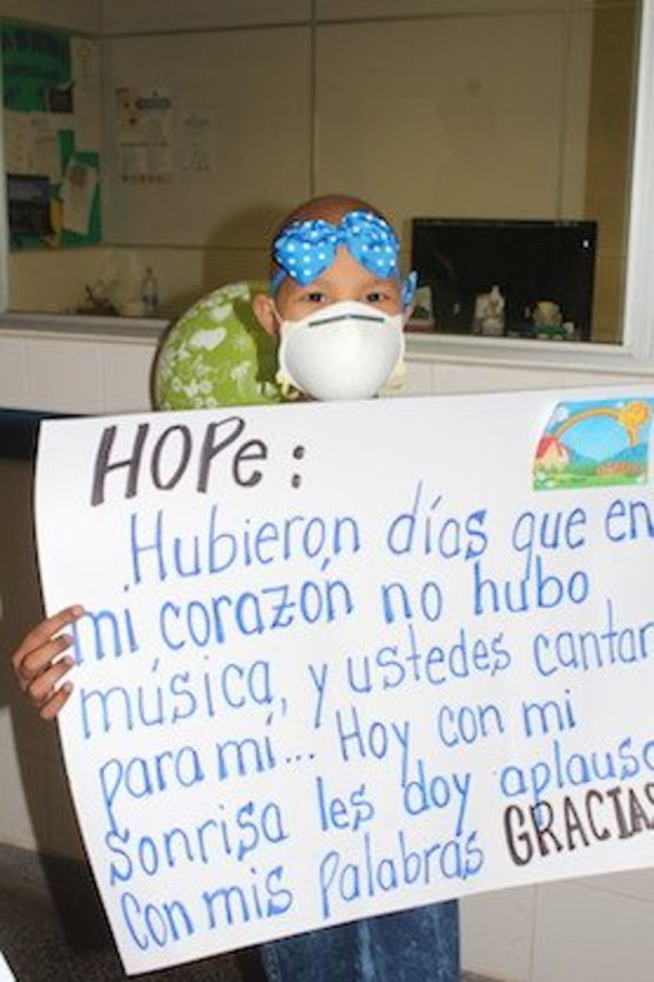AGRADECIDA. La pequeña le hizo un cartel a todo el plantel médico que estuvo presente en todo momento.