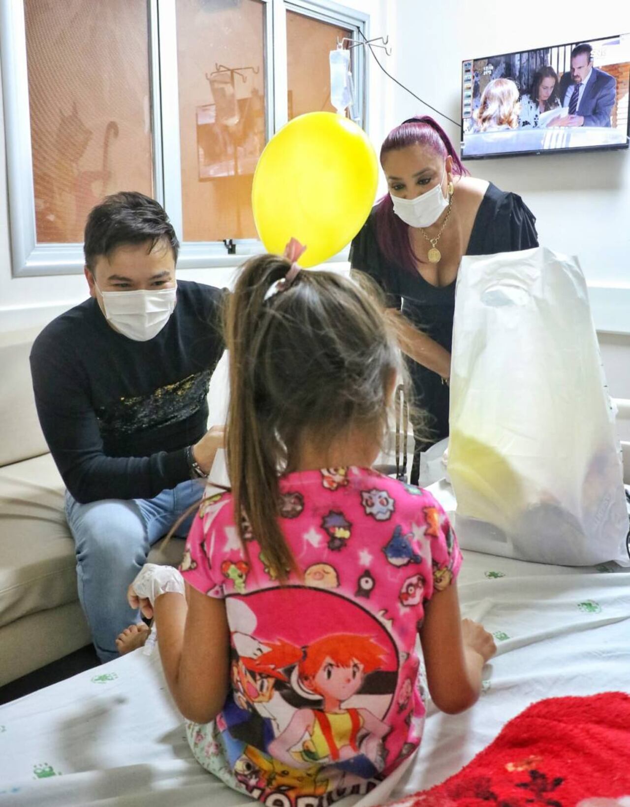 No solo entregó los regalos, sino que compartió con ellos minutos de charlas, dándoles ánimo. Foto: Nadia Monges/NacionMedia
