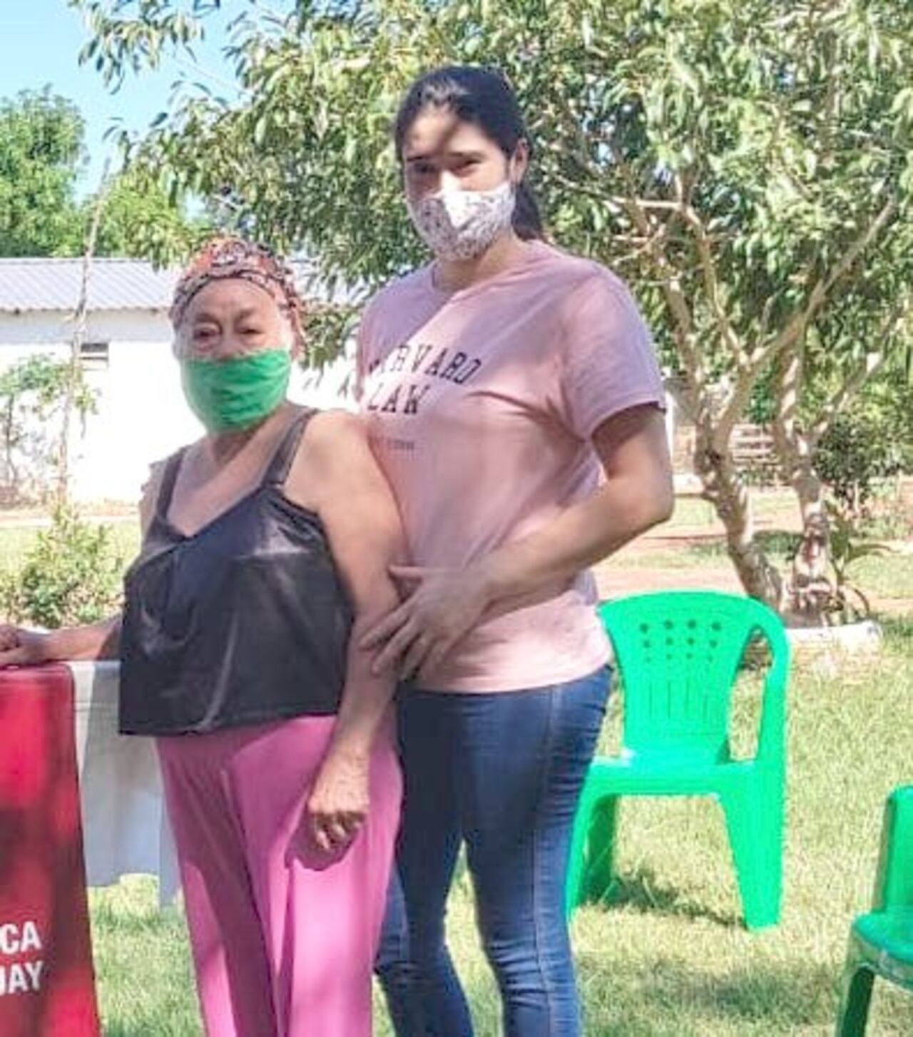 La licenciada Fátima junto con ña Dolores.