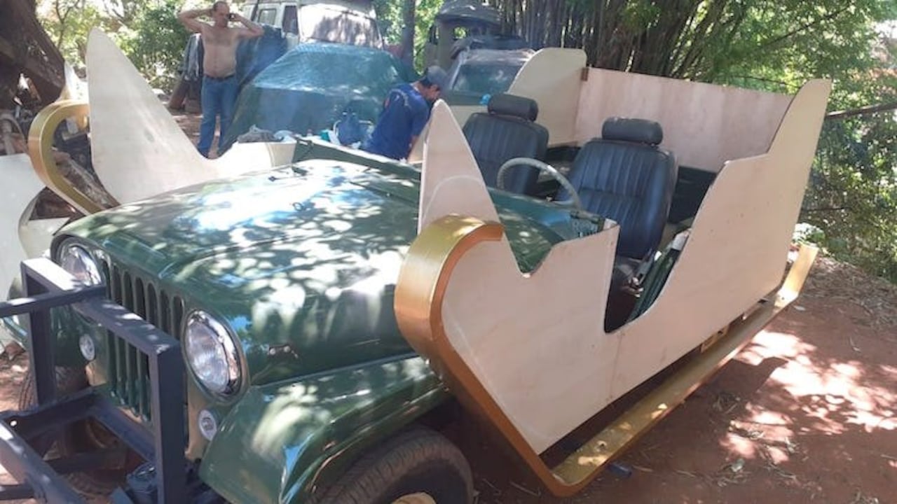 El Jeep en su proceso de convertirse en trineo.