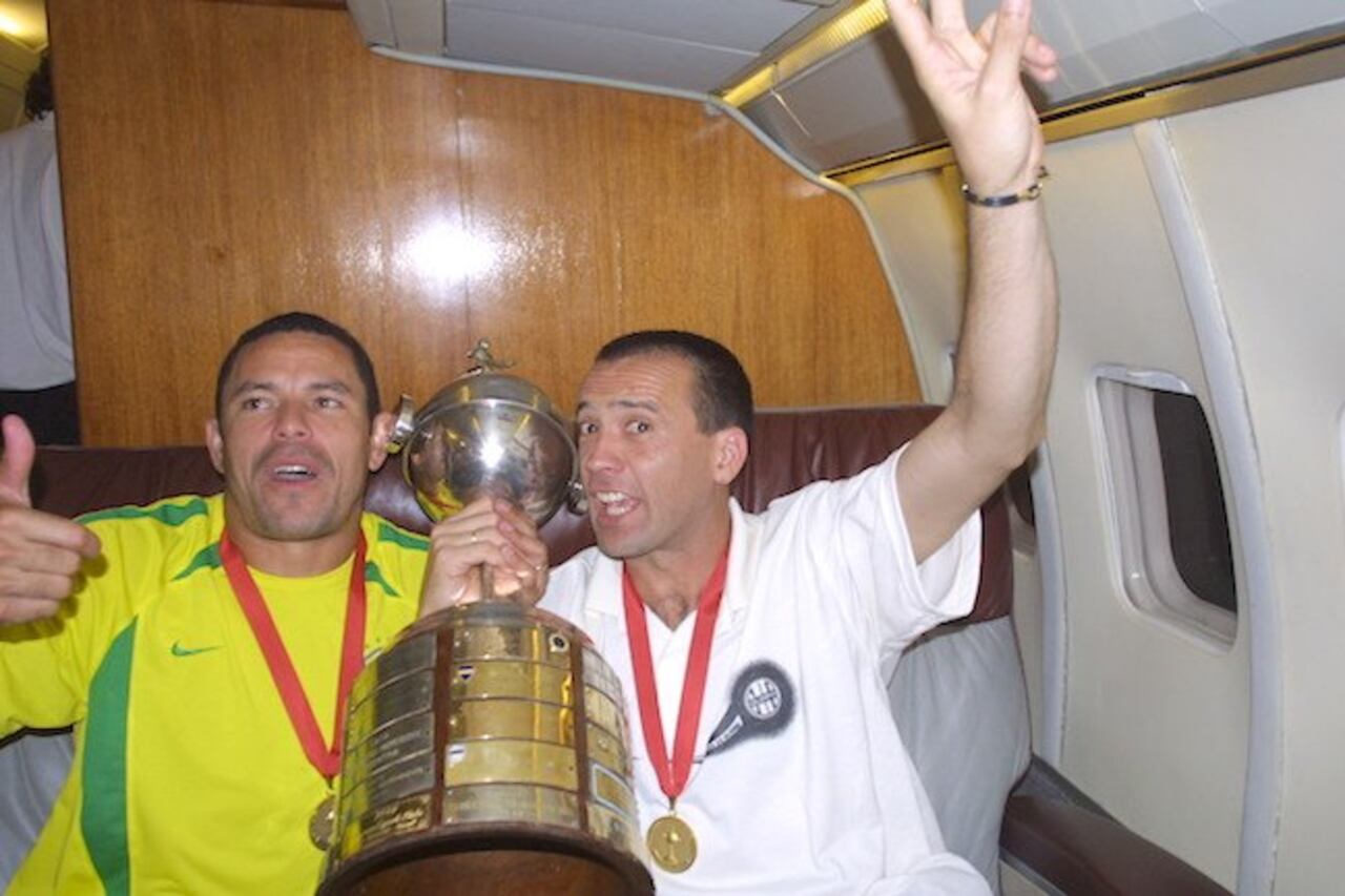 Henrique Da Silva y Nelson Zelaya, junto con la Copa Libertadores.