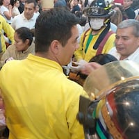 En plena misa cayó un ventilador sobre una doña