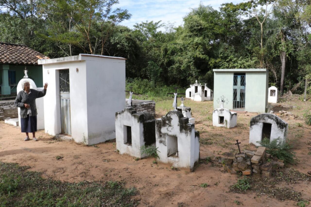 Doña Rita muestra el cementerio que tiene en el predio de su vivienda.